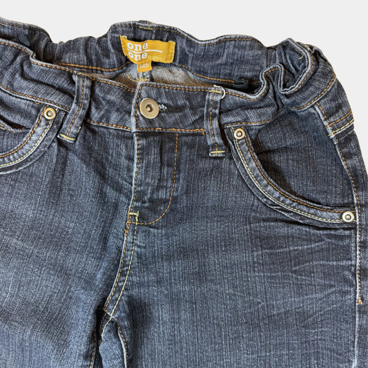 Dunkelblaue Kinderjeans mit geradem Bein, Taschen und Druckknopfdetails – detail
