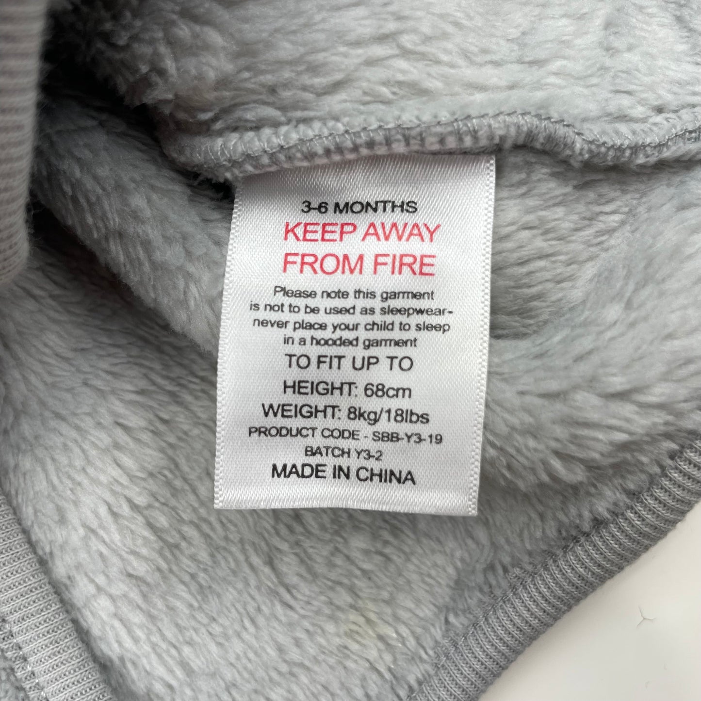 Graue Fleecejacke mit niedlicher Ohrenkapuze für Babys – label