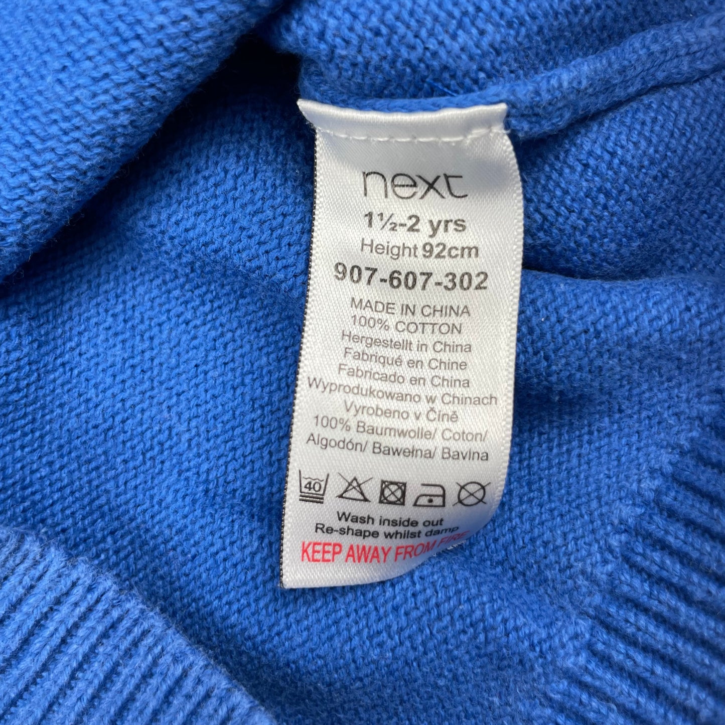 Blauer Pullover mit Feuerwehrauto-Motiv für Kinder – label