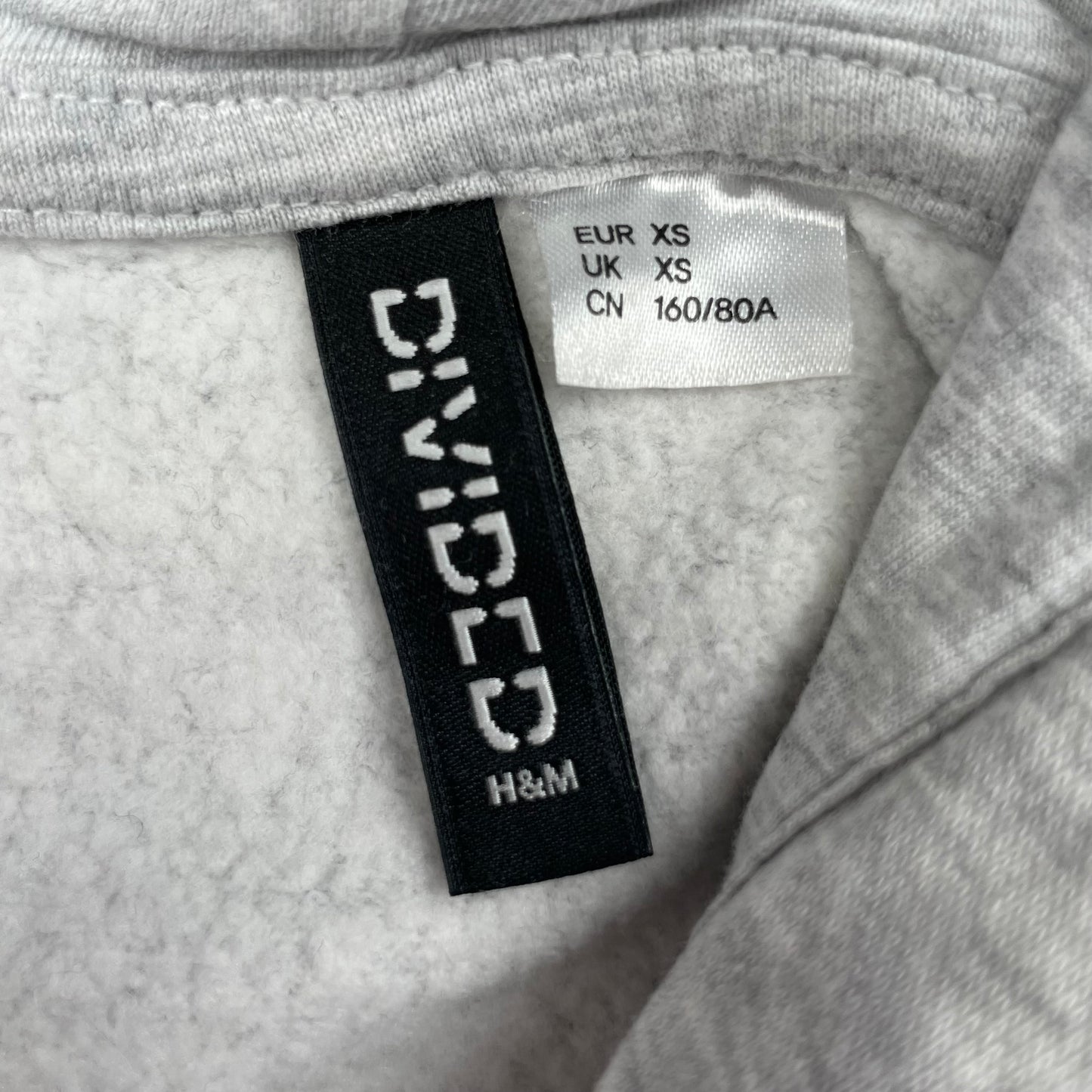 Grauer Kapuzenpullover mit LOVE-Aufdruck in Größe XS – label