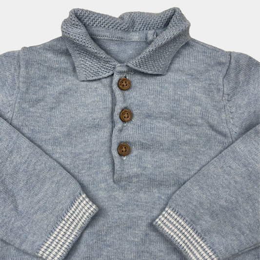 Hellblauer Baumwoll-Pullover mit Knopfleiste und Kragen – detail