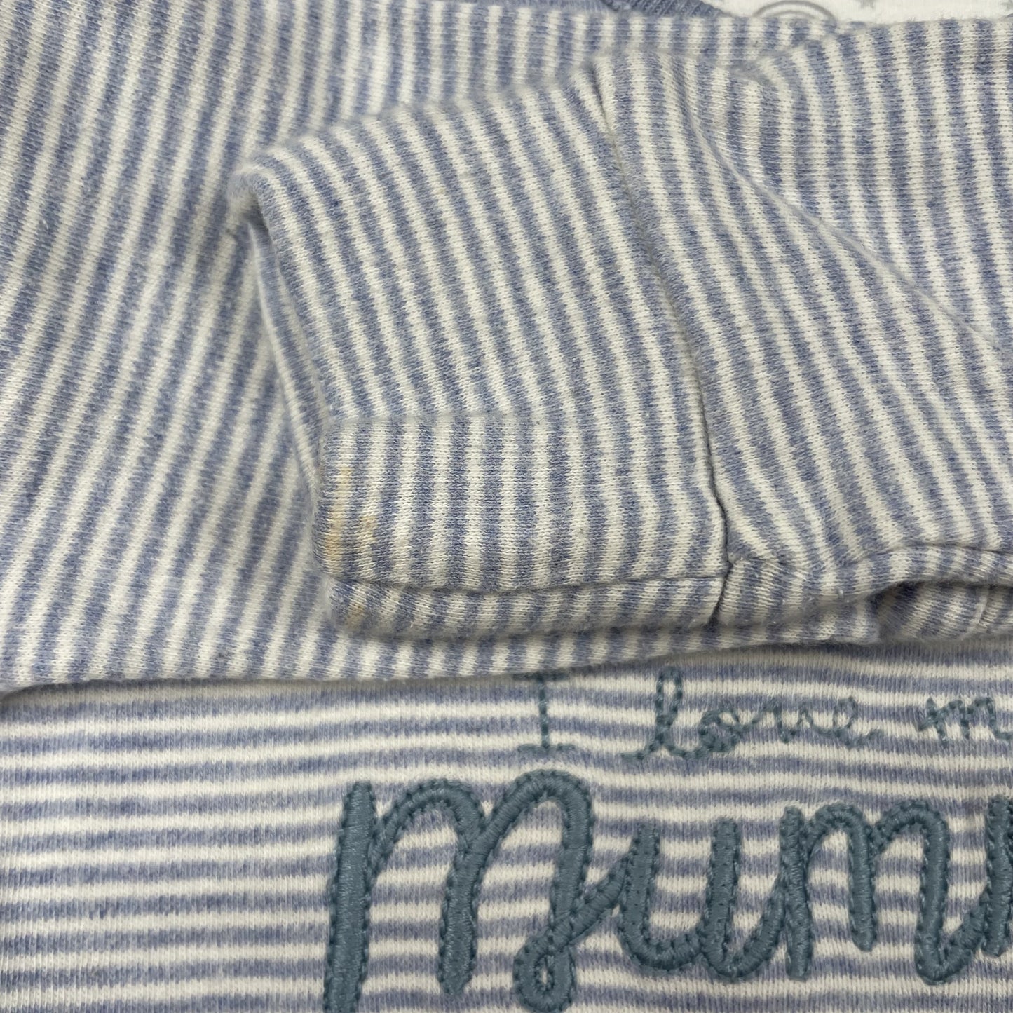 Blaugrauer gestreifter Baumwoll-Schlafanzug mit weißem Fußmuster und