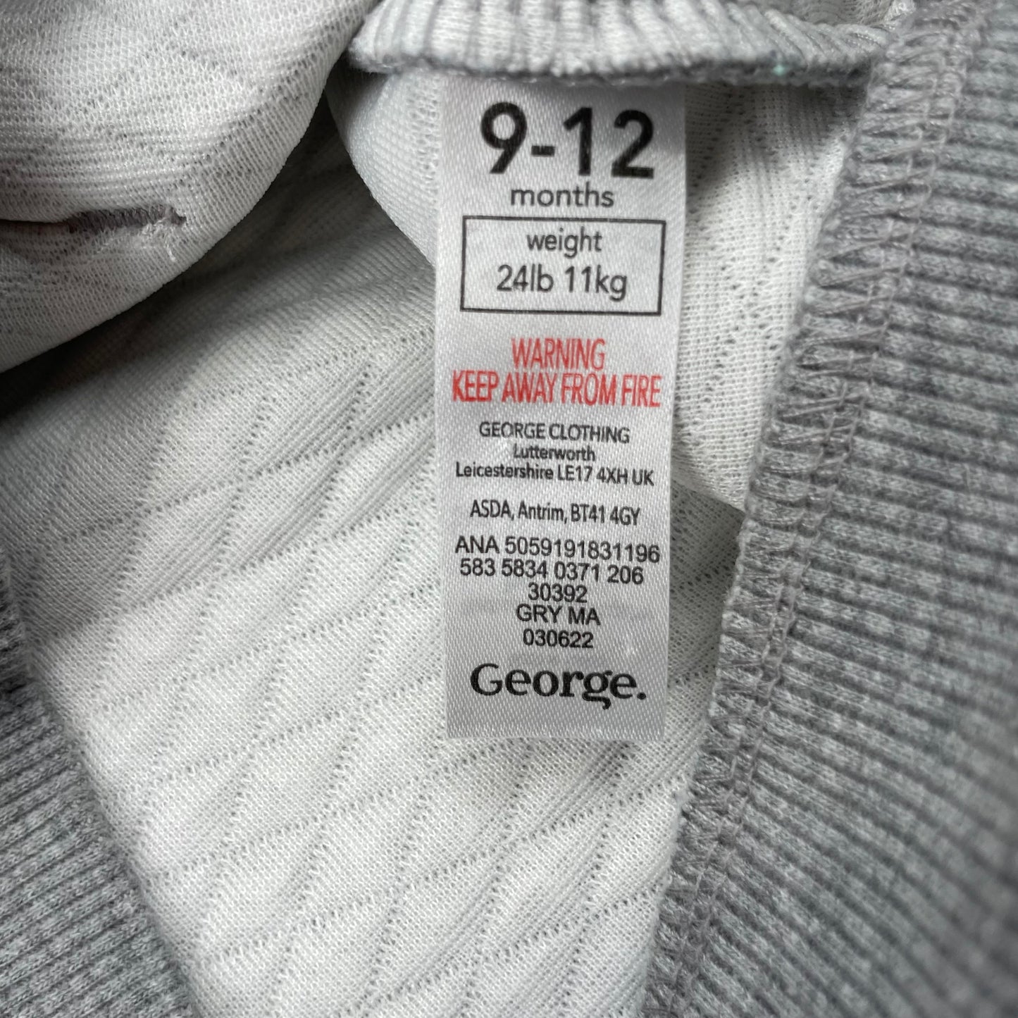 Graues Sweatshirt mit gestepptem Muster und Aufdruck 'here for the hugs' – label