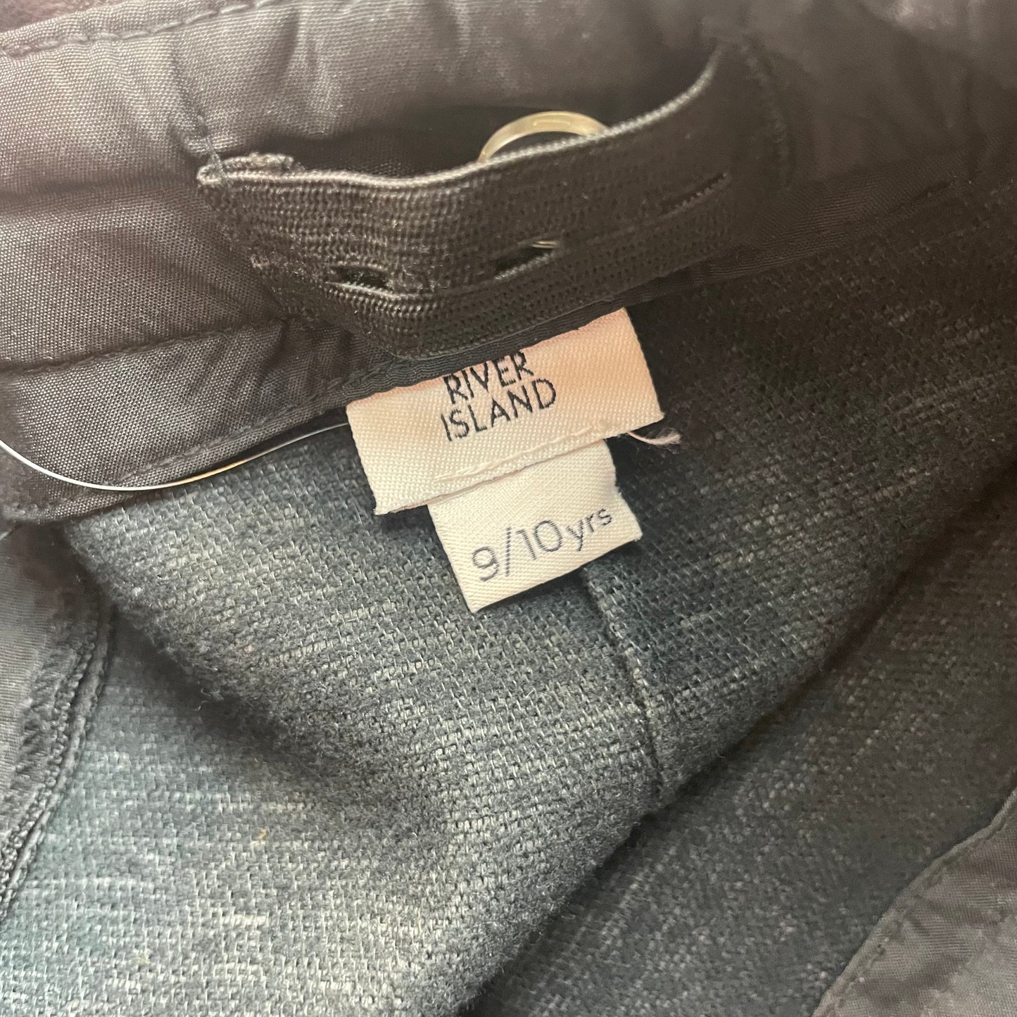 Schwarzer Kunstleder-Rock mit goldenen Zierknöpfen – label