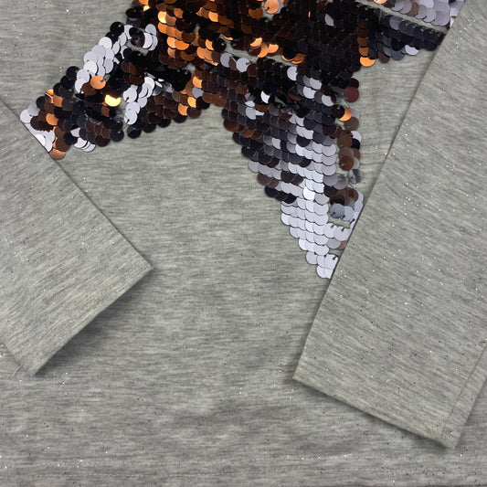 Grauer Pullover mit Pailletten-Sternmotiv für Kinder. – detail