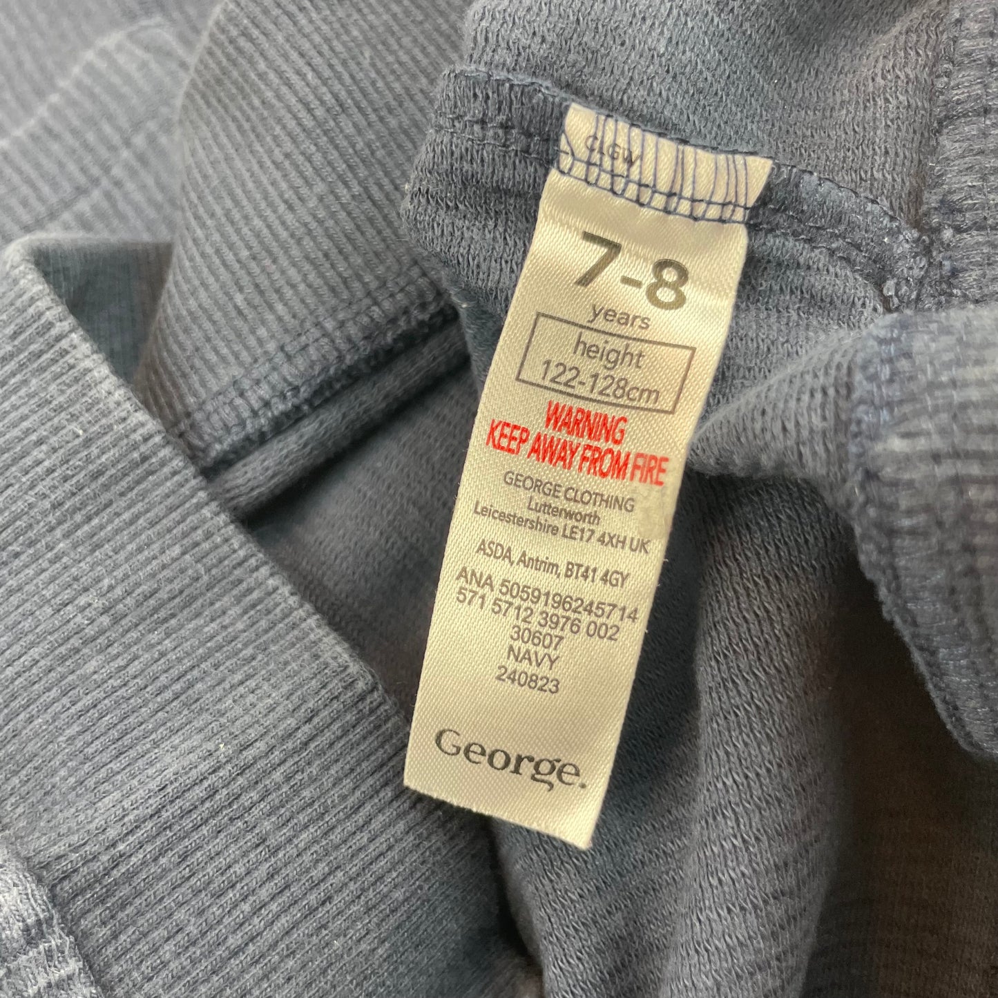 Dunkelblauer Baumwoll-Pullover mit Rippstruktur und kleiner Brusttasche – label