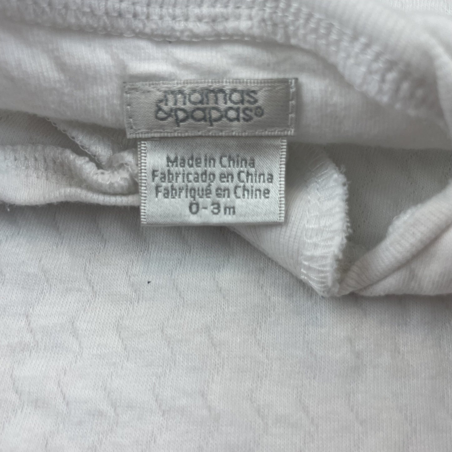 Weißer Schlafanzug für Babys 0-3 Monate mit Fußabdeckung – label