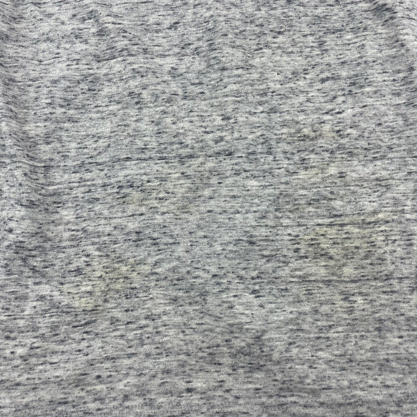 Grauer Pullover aus weichem Material mit Rundhalsausschnitt. – fabric