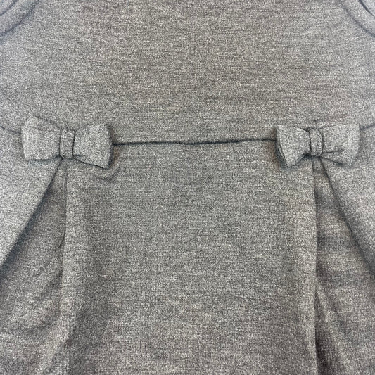 Graues Kleid mit Schleifen und Knöpfen auf den Schultern, Größe 104 cm für Kinder 4 Jahre. – fabric