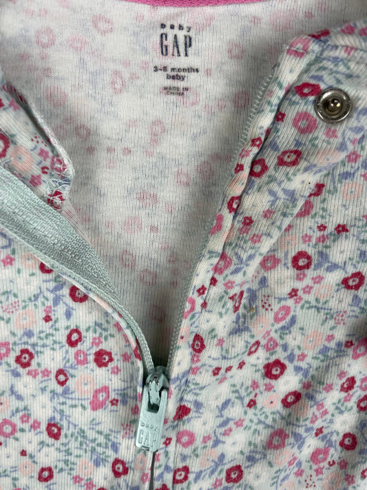 Blumen-Schlafanzug für Babys aus 100% Baumwolle mit Reißverschluss und Füßen – detail