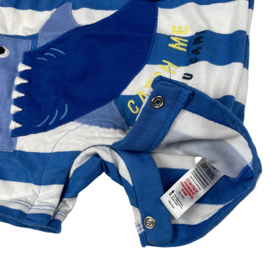 F&F Baby Kurzarm-Overall, rosa-blau gestreift mit Hai-Applikation – detail