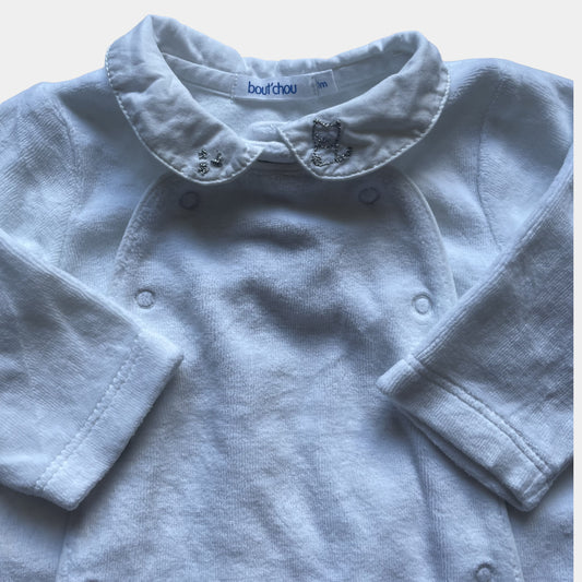 Weißer Overall aus Baumwolle mit Druckknöpfen und feinem Kragenmuster – detail