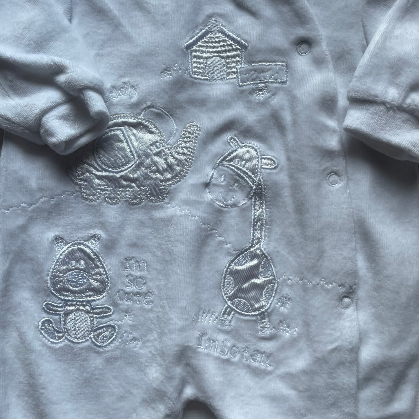 Weißer Baby-Overall mit Tiermotiven – detail