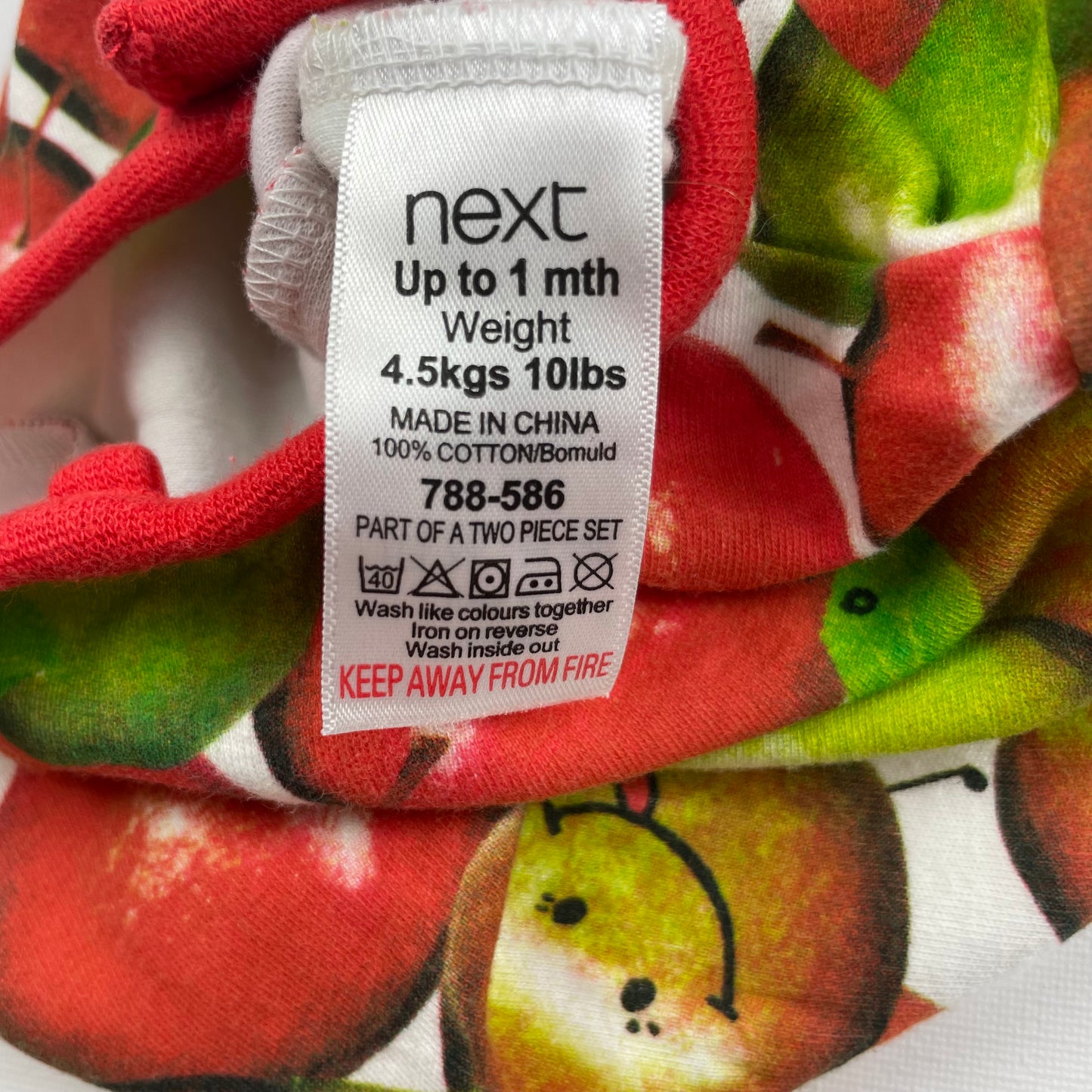 Bunter Baumwoll-Strampler mit Apfelmuster für Babys bis 1 Monat. – label