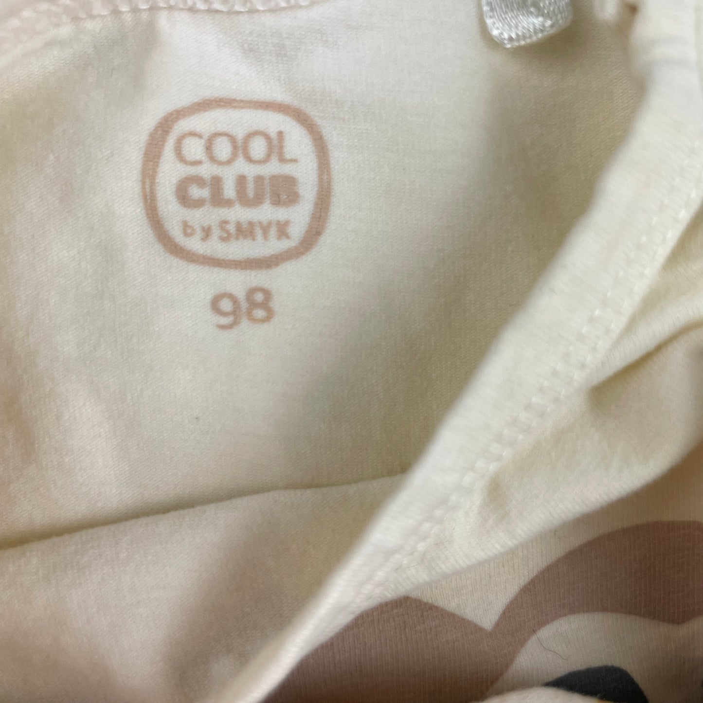 Beiger Body mit Faultiermotiv und der Aufschrift 'WILD at heart' von Cool Club, Größe 98. – label