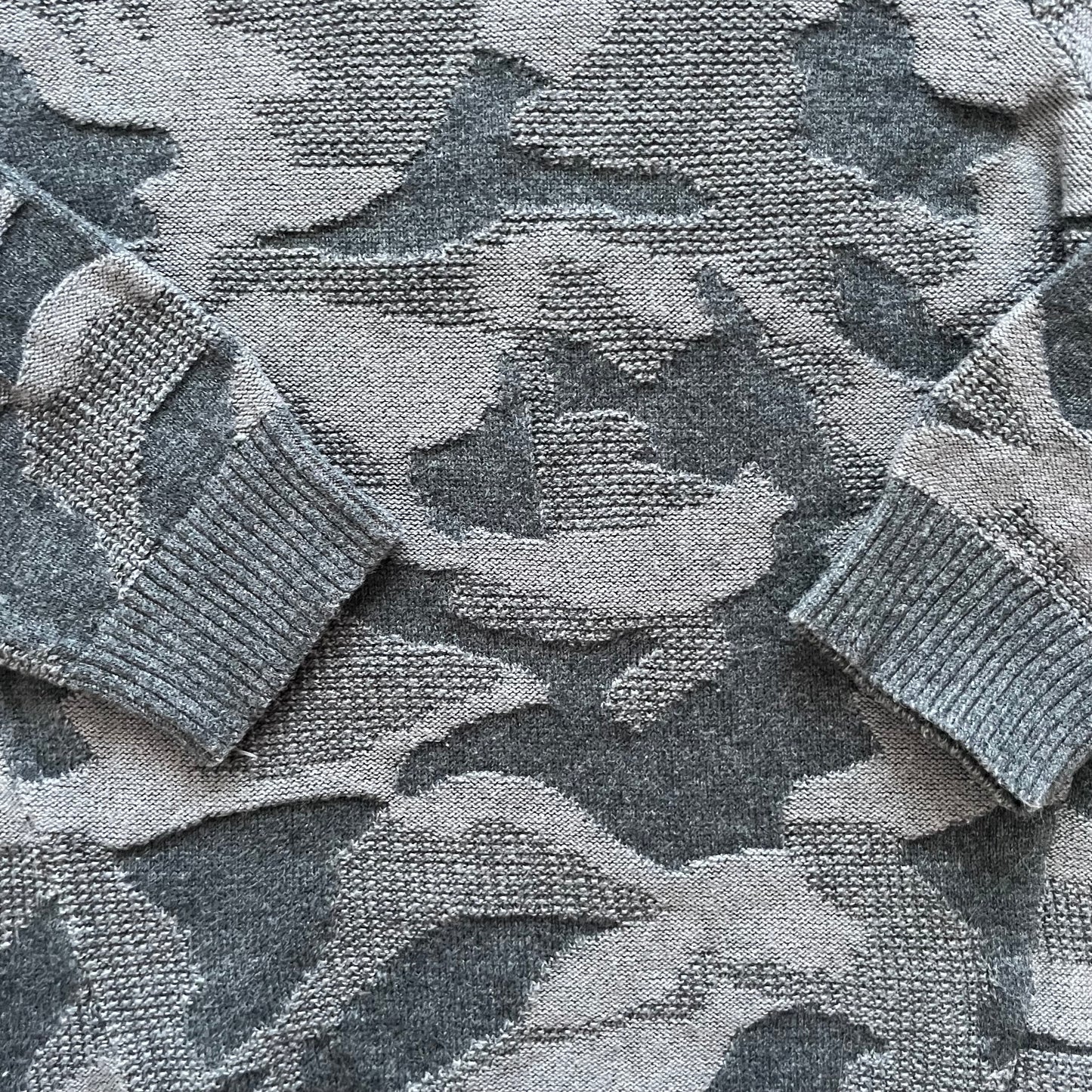 Grauer Camouflage-Pullover von Primark, Größe 86 (12–18 Monate) – detail