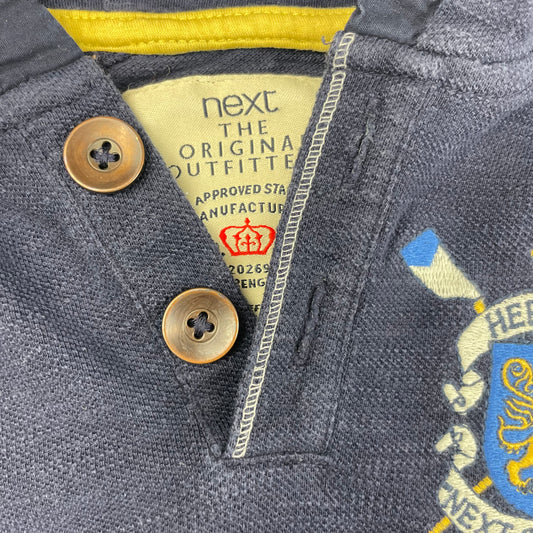 Dunkelblauer Kapuzenpullover mit Wappen und Ellenbogen-Patches – detail