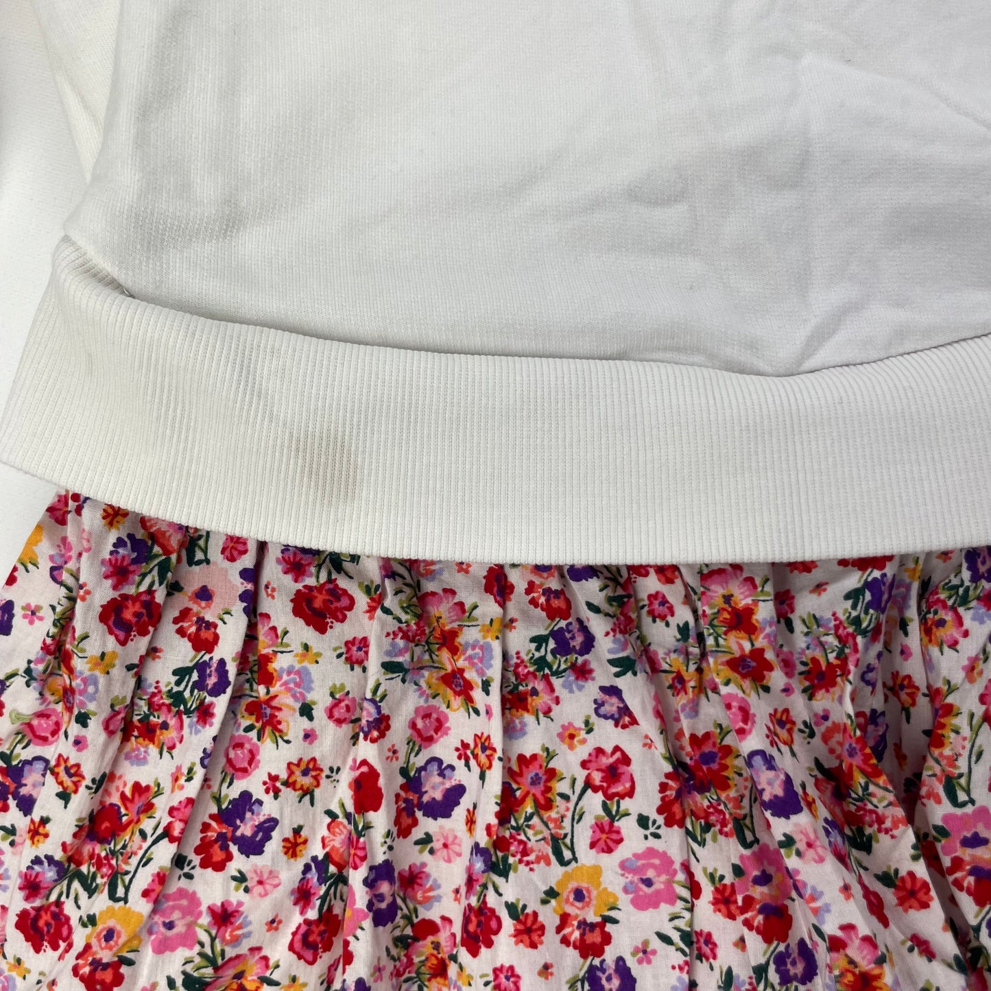 Weißes Baumwoll-Kleid mit buntem Blumenmuster und Kragen für Mädchen, Größe 6 Jahre (ca. 116) – detail