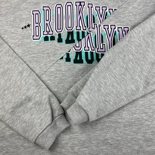 Graues Sweatshirt mit Brooklyn-Print, Größe 12-13 Jahre (152-158 cm), von George – fabric