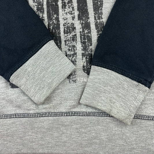 Schwarzer Pullover aus Baumwolle in Größe 7-8 Jahre mit grauem Blockdesign und NYC-Motiv. – detail