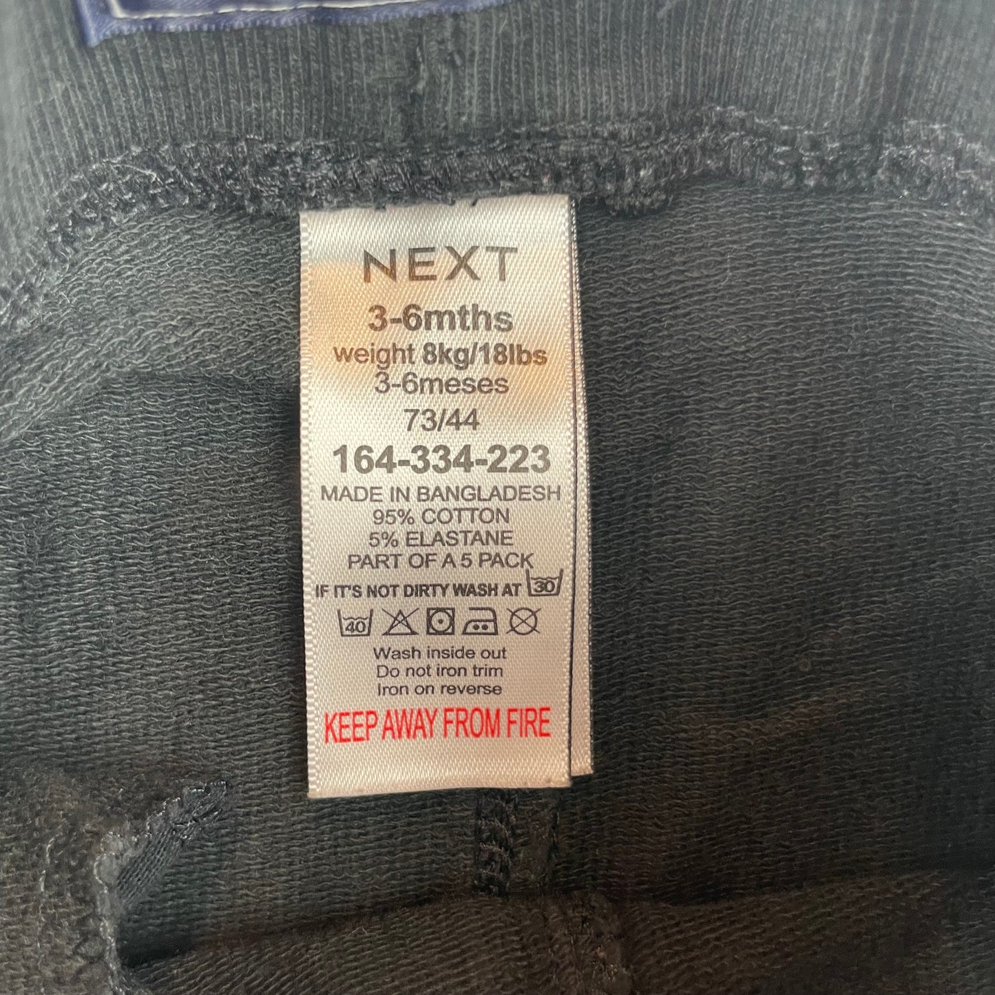 Schwarze Babyhose von Next mit Taschen für 3-6 Monate – detail