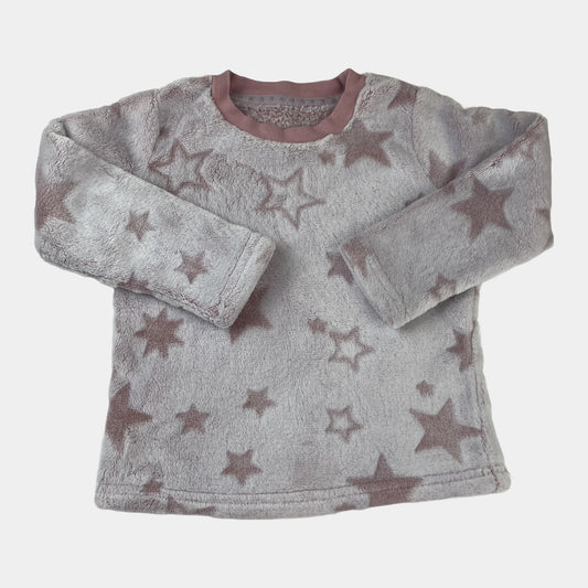 Beiger Fleece-Schlafanzug für Kinder mit Sternenmuster – flatlay