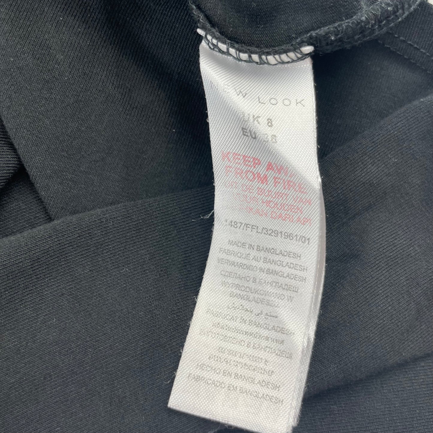 Schwarzes Shirt mit halblangen Ärmeln und weitem Halsausschnitt – label
