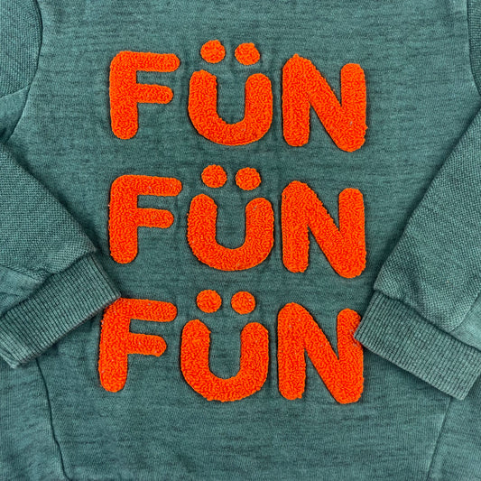 Dunkelgrüner Pullover mit orangefarbenem Schriftzug 'FÜN' für Kinder 2-3 Jahre, von George – detail