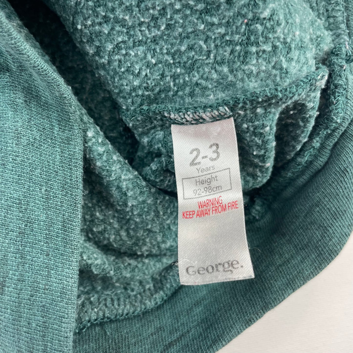 Dunkelgrüner Pullover mit orangefarbenem Schriftzug 'FÜN' für Kinder 2-3 Jahre, von George – label