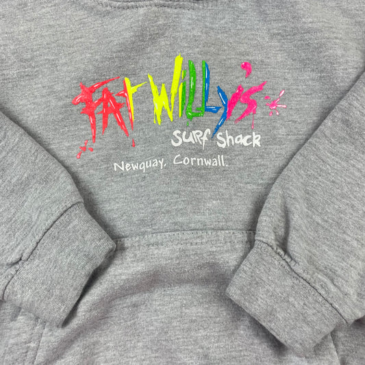 Graues Kapuzen-Sweatshirt mit buntem Logo-Aufdruck – close‑up