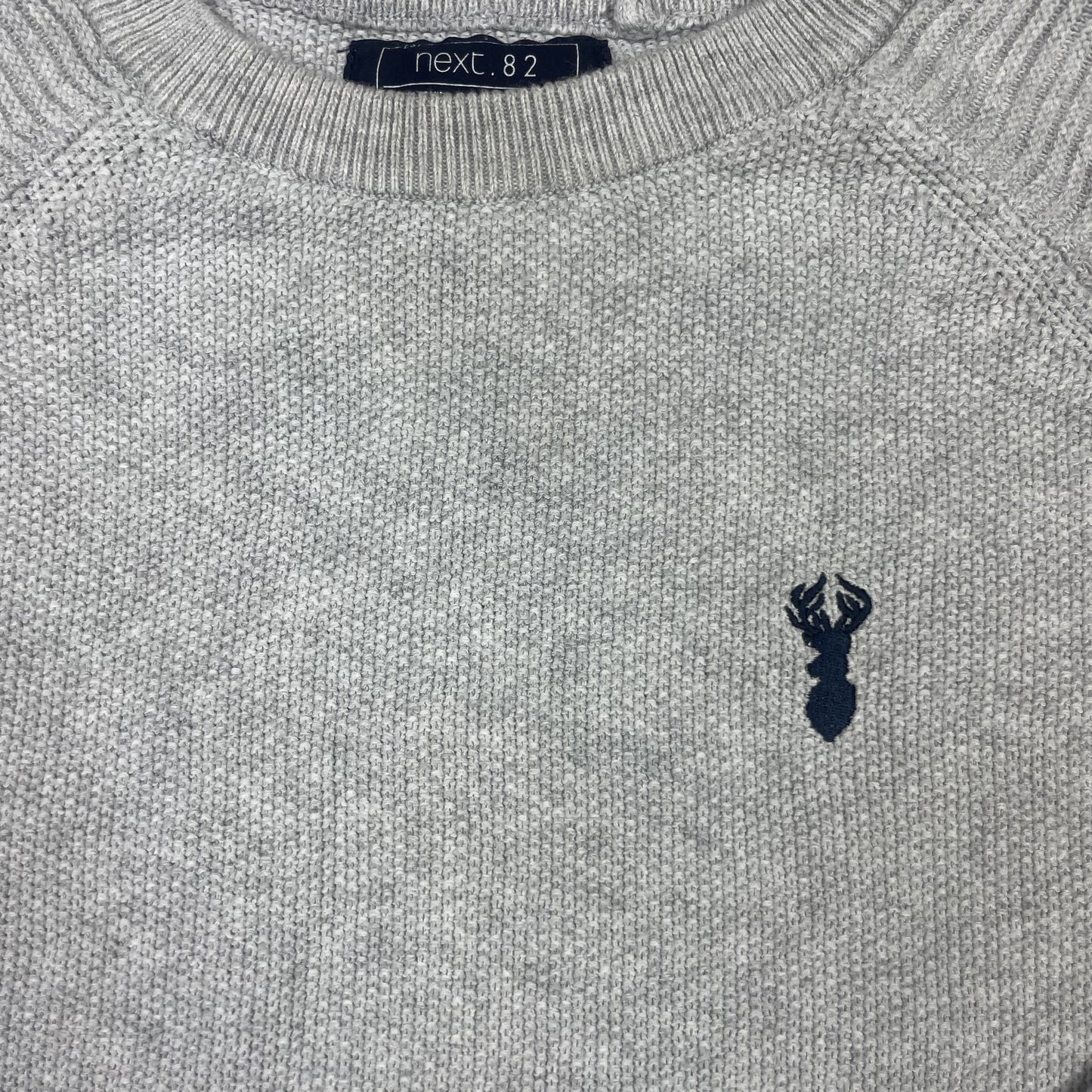Grauer Next Kinder-Pullover aus Baumwolle mit Strukturstrick und kleinem Stickmotiv auf der Brust – detail