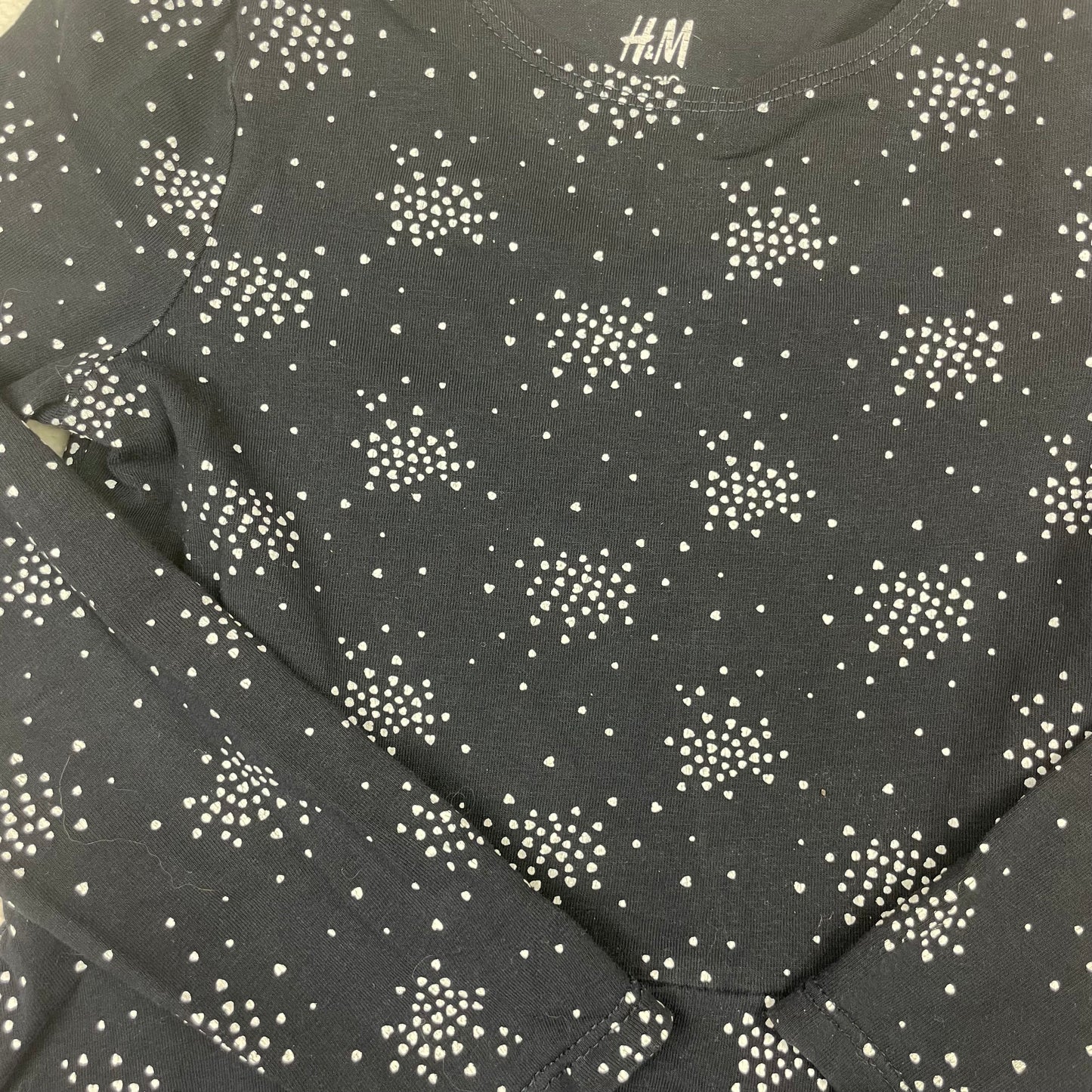 H&M dunkelblaues Jersey-Kinderkleid mit weißen Sternen, lange Ärmel, Größe 110/116 – detail