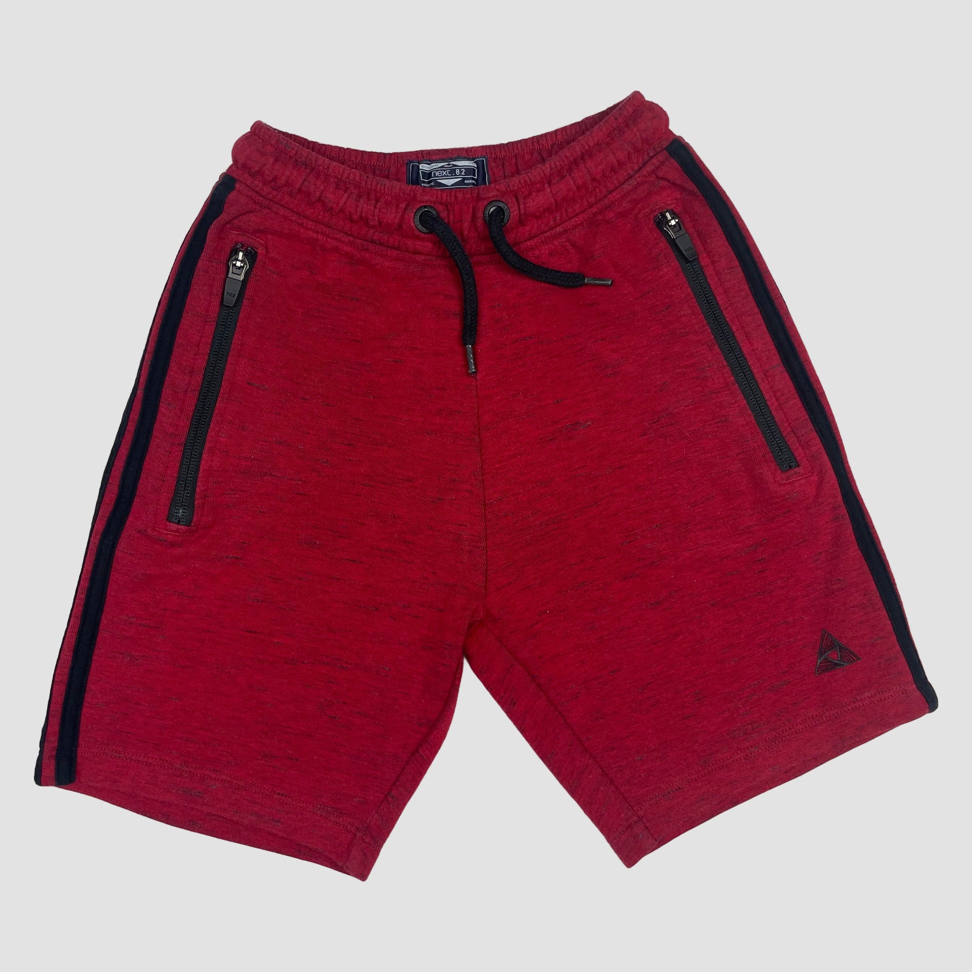 Rote Kinder-Sweatshorts mit schwarzen Reißverschluss-Taschen und seitlichen Streifen – front