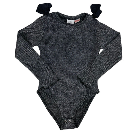 Glimmernder Langarmbody mit Schleifen und Knopfleiste