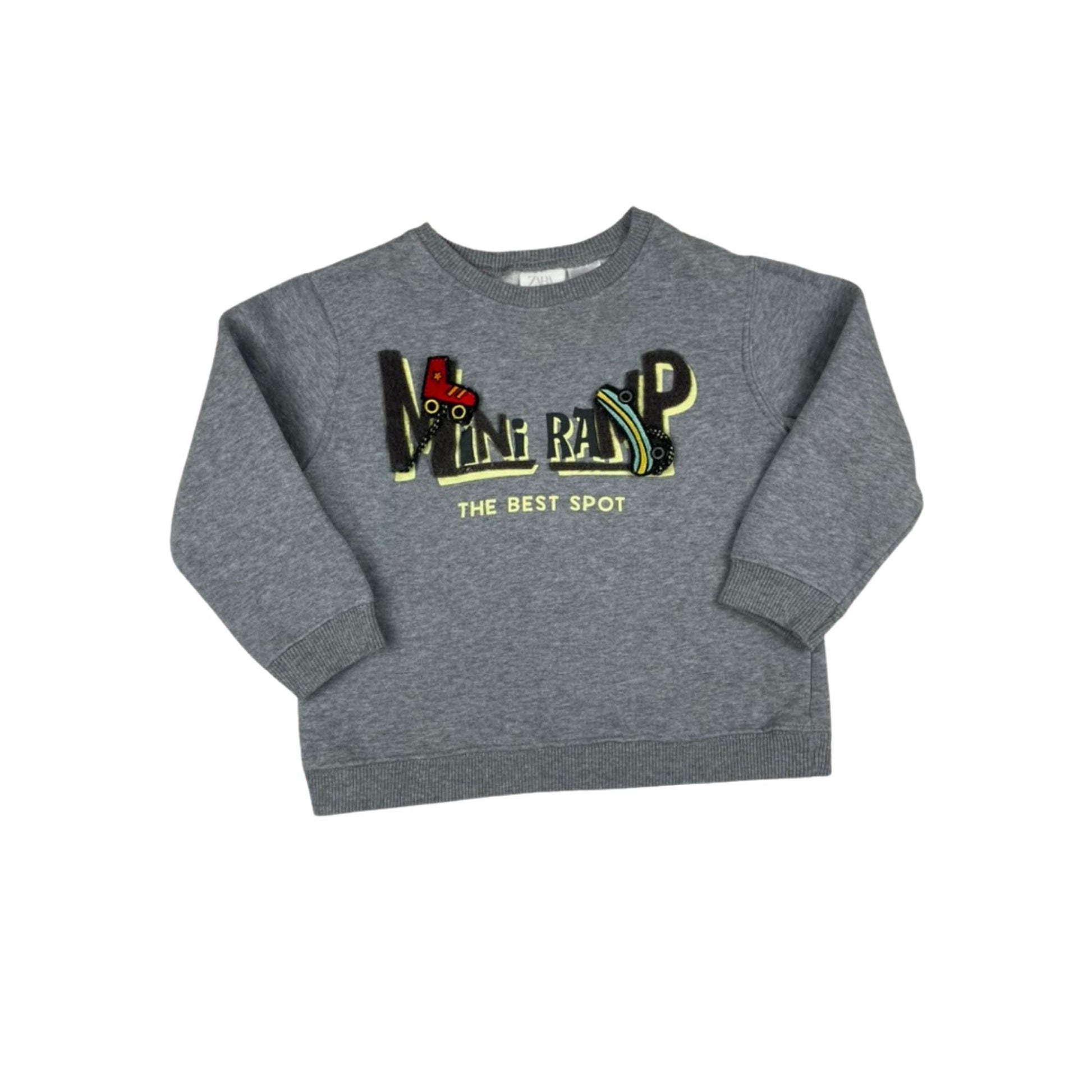 Grauer Pullover mit buntem Schriftzug für Jungen