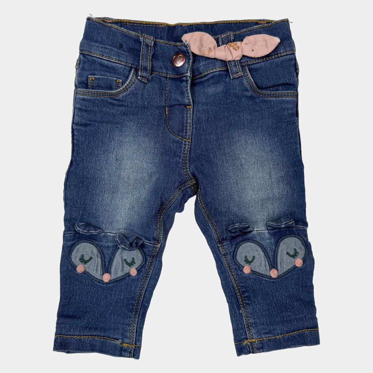 Blaue Baby-Jeans mit Tiergesichtern als Knie-Applikationen und elastischem Bund – front