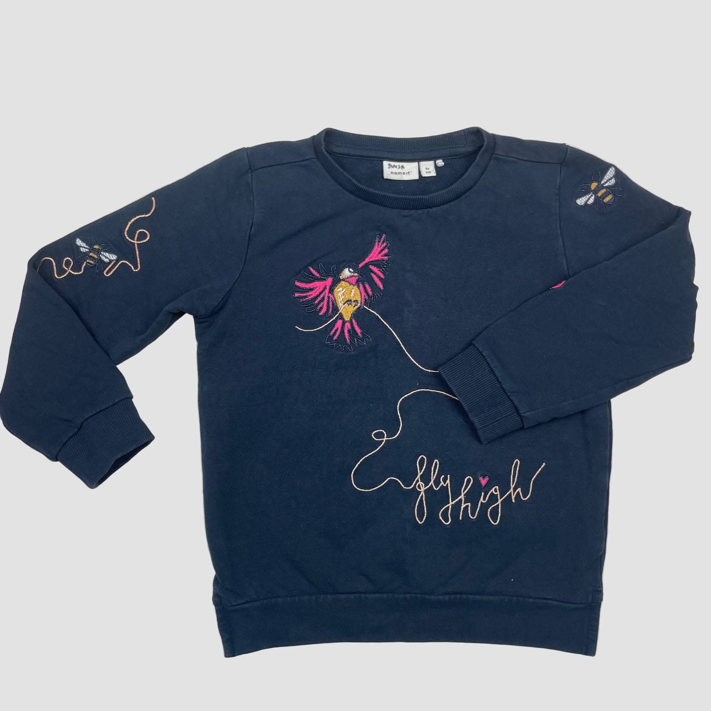 Dunkelblaues Sweatshirt von Name it mit Vogel- und Bienen-Stickerei, Größe 110 – front
