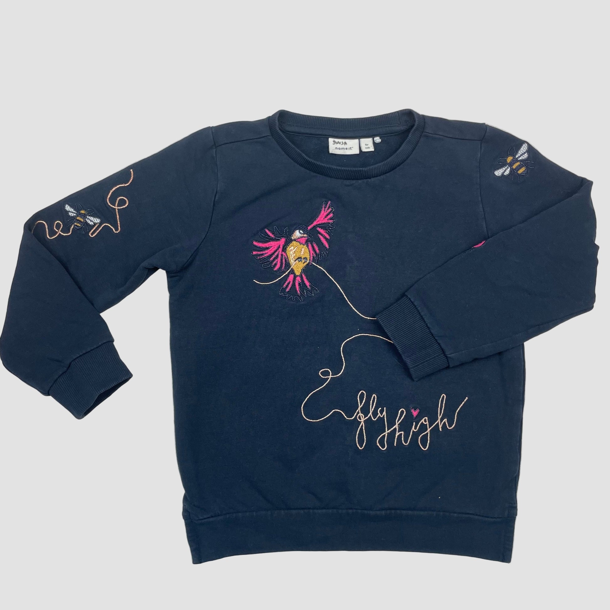 Dunkelblaues Sweatshirt von Name it mit Vogel- und Bienen-Stickerei, Größe 110 – front