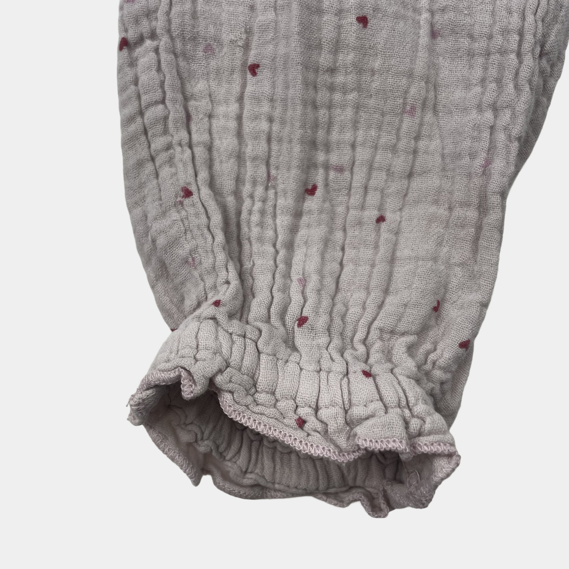 Graue Baumwollhose mit Herzmuster und elastischen Bündchen für Kinder – detail