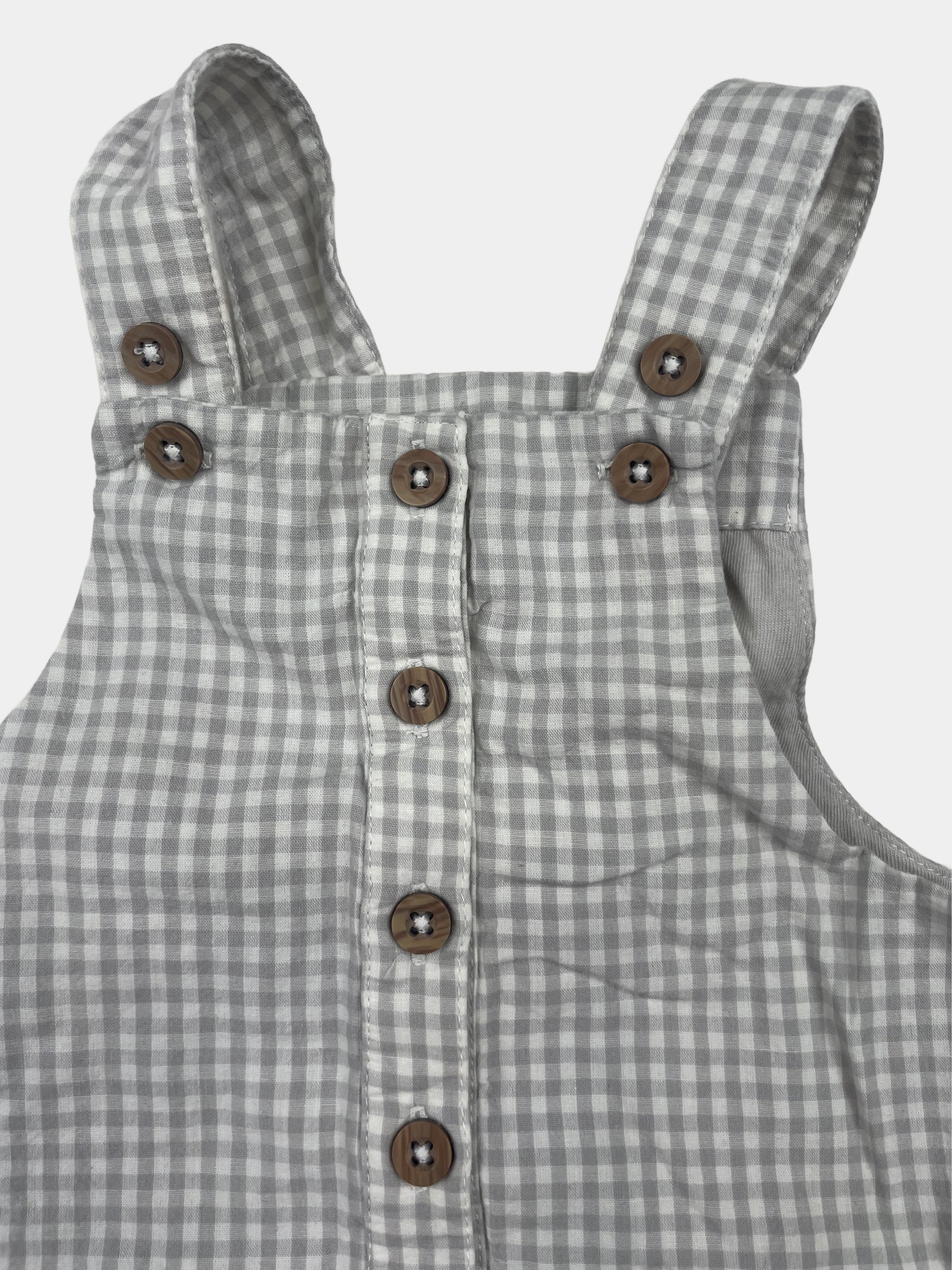 Graue karierte Latzhose für Babys mit Holzknöpfen – detail