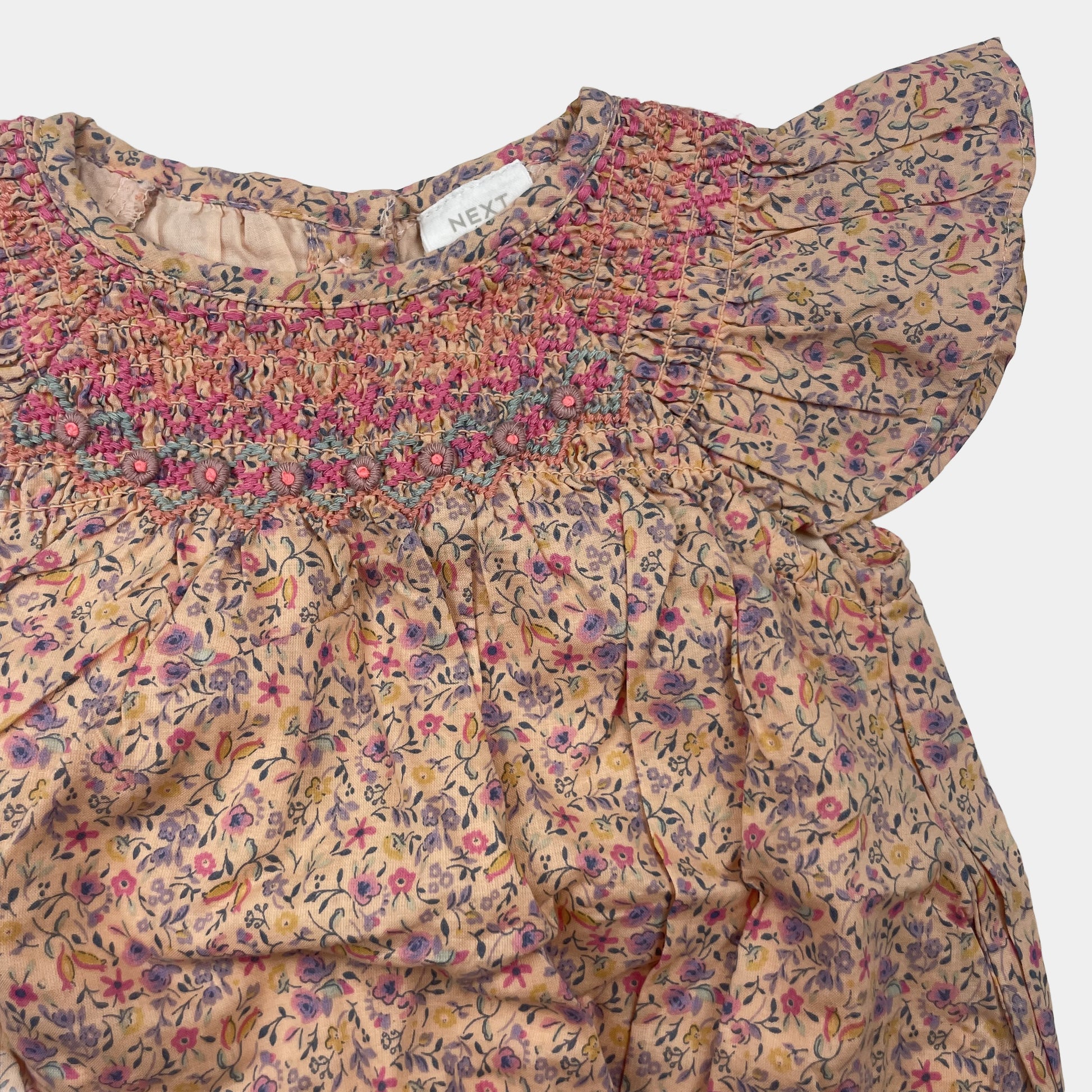 Geblümter Baby Body von Next aus Baumwolle mit Flügelärmeln. – detail