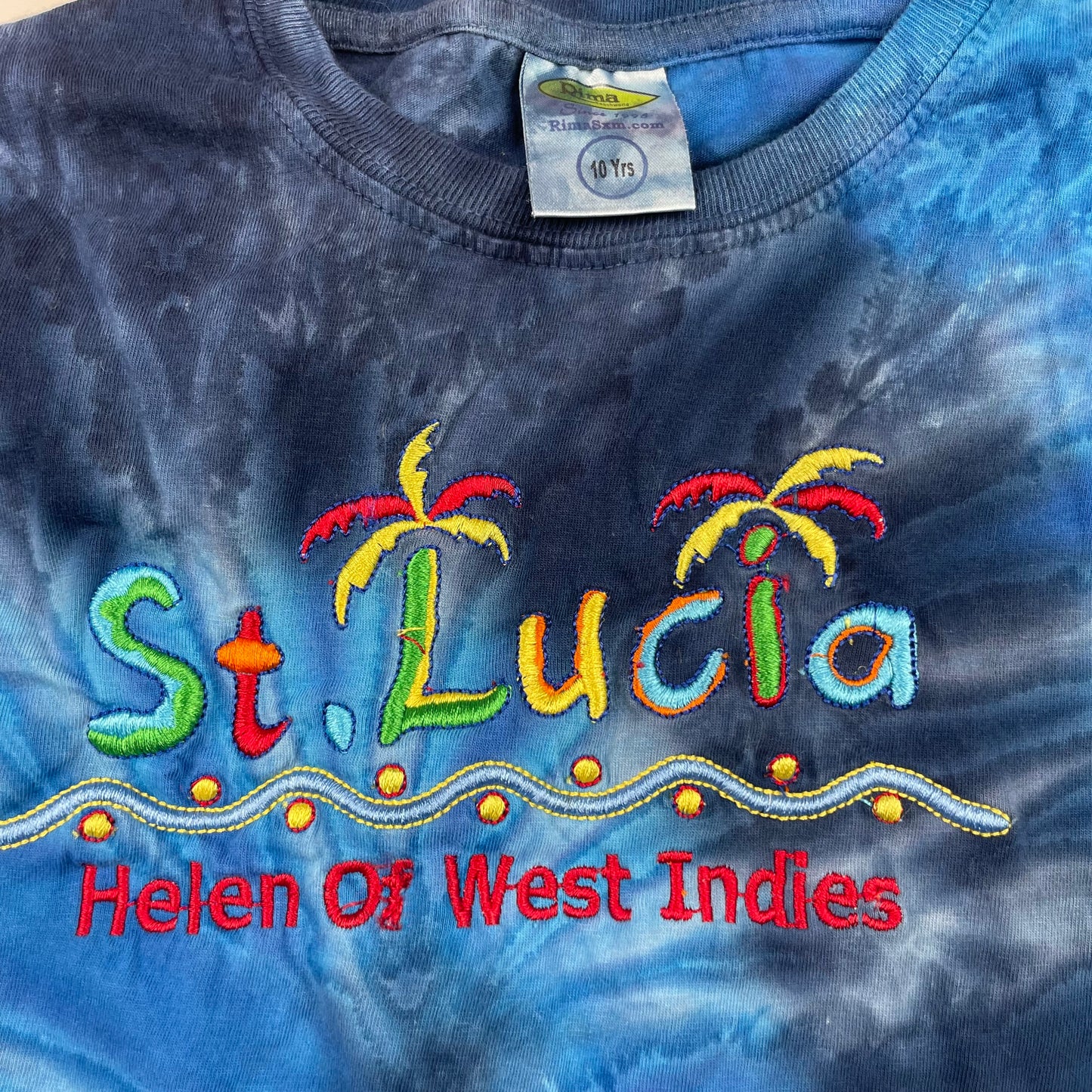 Blaues Tie-Dye Kinder T-Shirt mit St. Lucia Aufdruck – detail