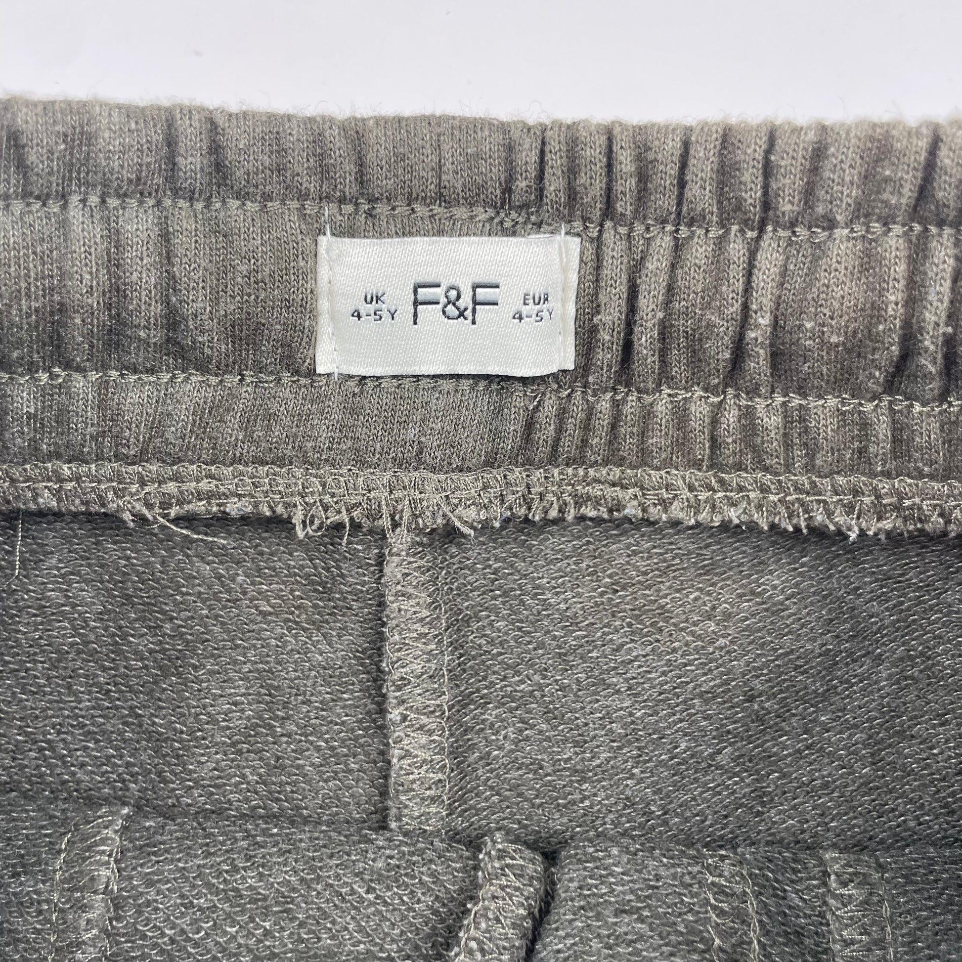Graue Sweatshorts aus Baumwolle mit elastischem Bund für Jungen im Alter von 4-5 Jahren von F&F. – inside