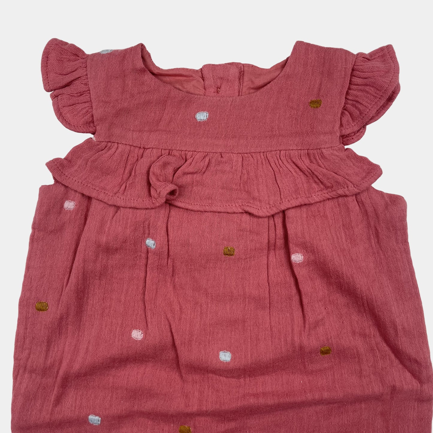 Rosa Musselin Baumwoll-Overall mit Punktmustern und Rüschen – close‑up