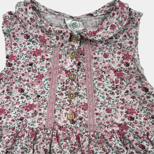 Rosa Kinderkleid mit Blumenmuster und Knopfleiste – detail