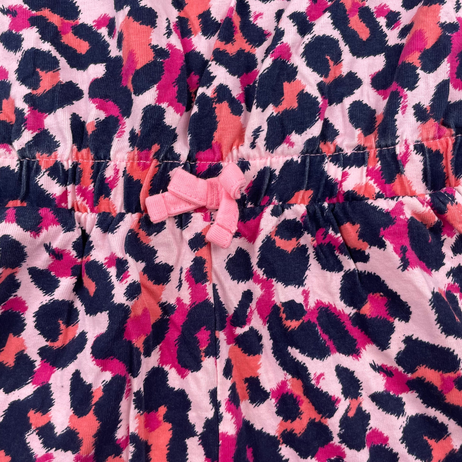 Rosa Baumwoll-Overall mit Leopardenmuster für Mädchen – close‑up
