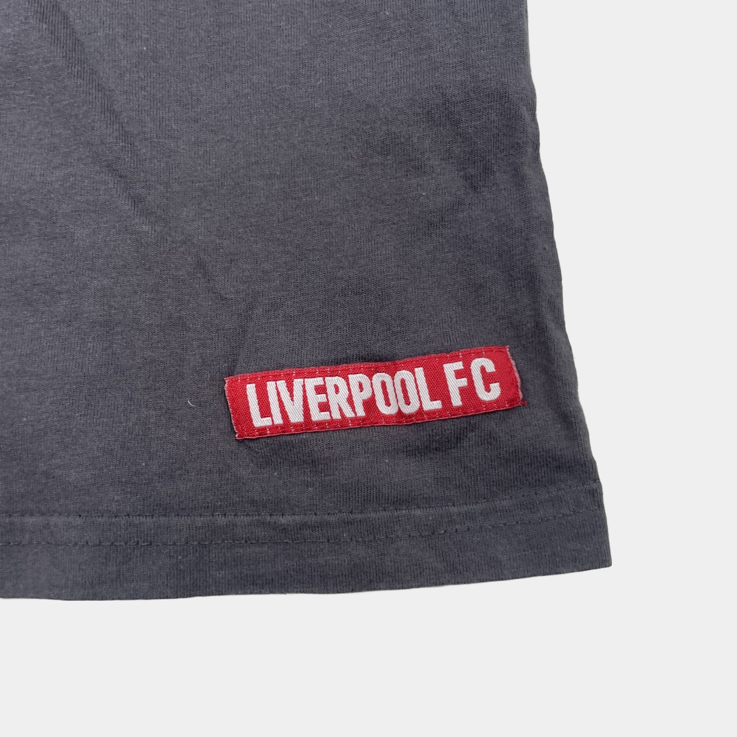 Graues T-Shirt mit rotem Kragen und LFC-Logo, Größe 5-6 Jahre – detail