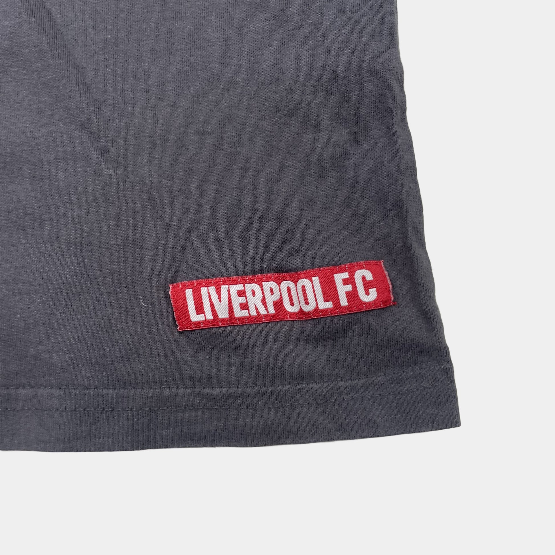 Graues T-Shirt mit rotem Kragen und LFC-Logo, Größe 5-6 Jahre – detail