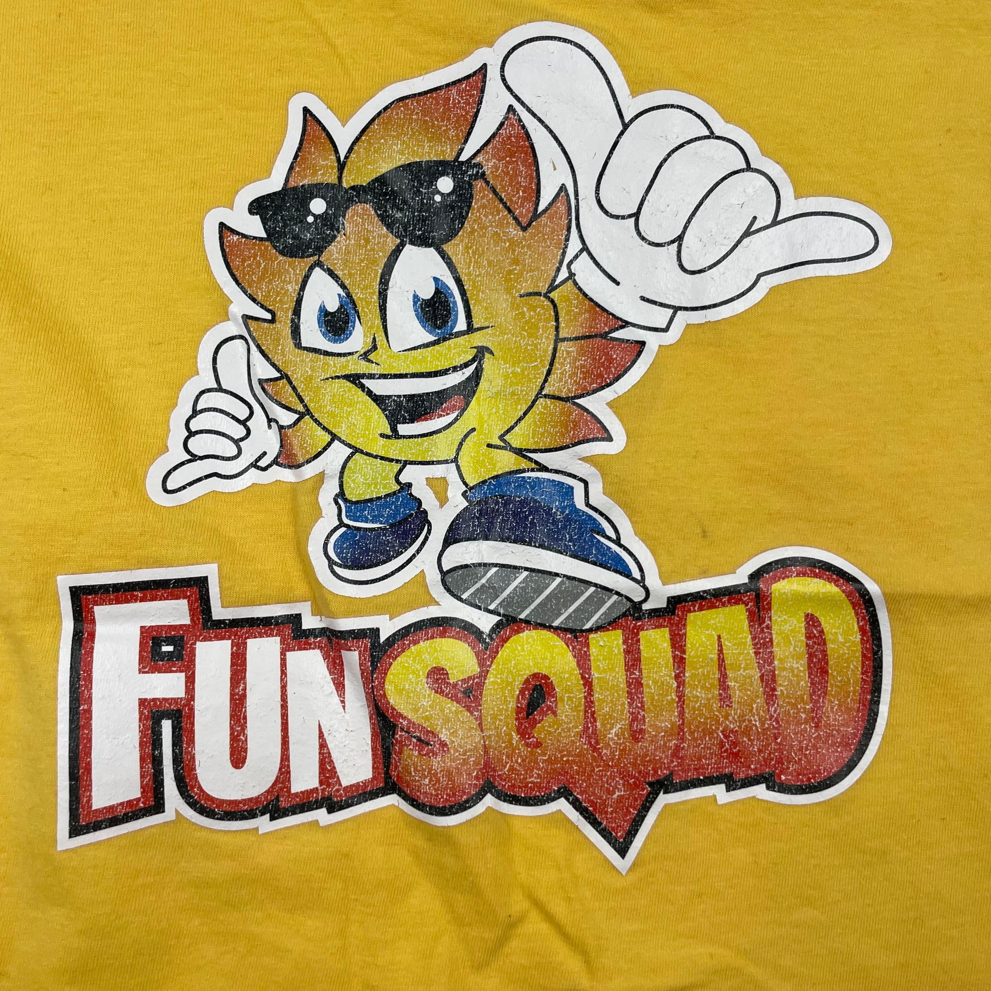 Gelbes T-Shirt mit Fun Squad Druck, Größe 140 – detail