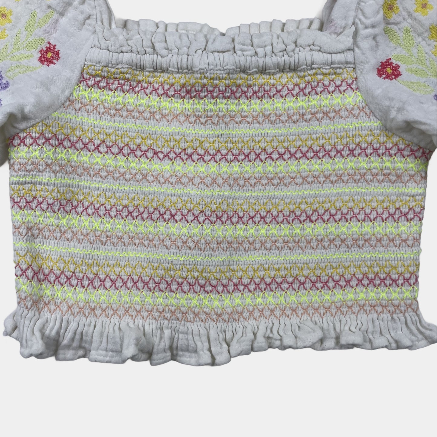 Mehrfarbige bestickte Kinderbluse mit Puffärmeln – detail